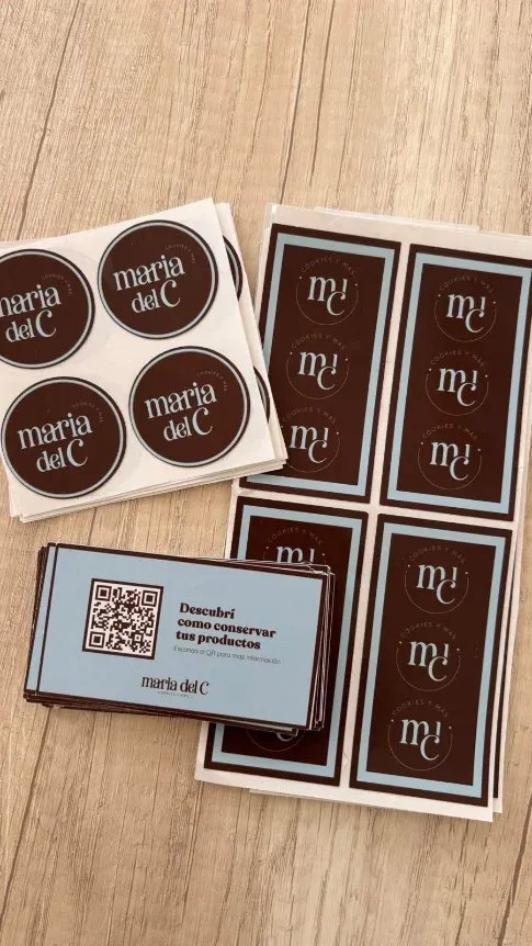 Piezas del kit emprendedores Chirimoya: tarjetas, tags, stickers y cierra bolsas personalizados